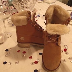 Timberland boots with fur inside Tan size 9